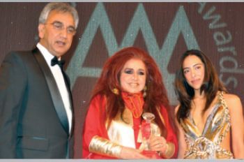 Shahnaz Husain receiving the “Woman o the Year” Asian Achievers award at Grosvenor House Hotel, Mayfair london