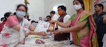 Receiving Certificate of Appreciation from Smt Suchismita Maurya ji with Shri Rama Shankar Singh Patel, State Energy Minister, UP