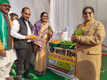 DM Mirzapur Smt Priyanka Niranjan, pleased with Kashi Vindhya stall and clicking photo with the produce