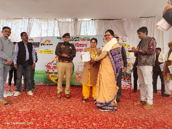 Receiving Memento & Certificate from Mirzapur DM Smt. Priyanka Niranjan