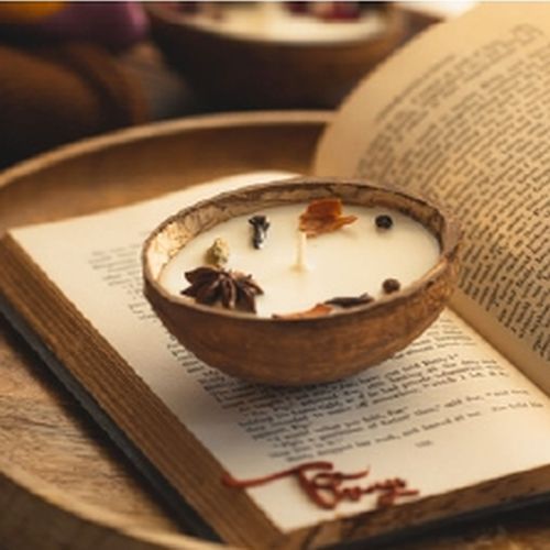 Glossy Coconut Shell Scented Candles, Brand Name : Cococraze