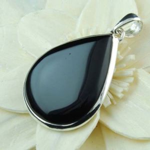 Polished Onyx Black Drop Pendant for Casual Wear