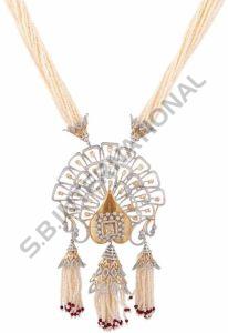 Luxurious Women Gold Pendant Set, Brand Name : Taansrie Diamonds