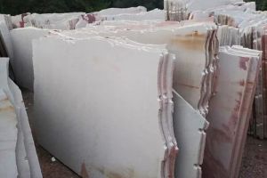 Raw Edge Reddish Granite Slabs