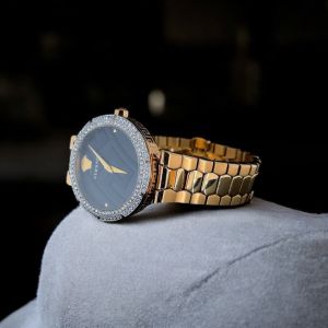 Exclusive Round Diamond Studded Watch, Packaging Type : Luxury Box