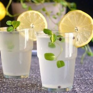 Fresh Lemon Juice for Beverage, Cooking, Baking