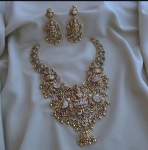 Metal Imitation Jewellery Necklace Set, Color : Golden Traditional