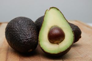 Fresh Avocado, Color : Green for Juice, Human Consumption