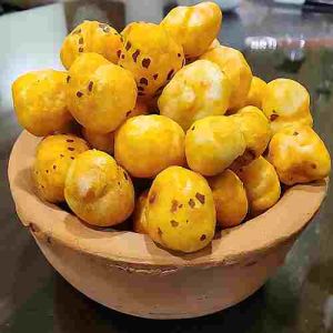 Crunchy Cheese Flavoured Roasted Makhana, Color : Golden